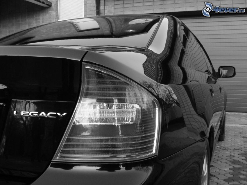 Subaru Legacy, garaż, czarno-białe zdjęcie