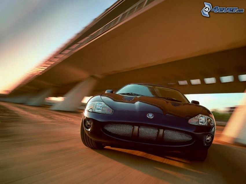 Jaguar XKR, pod mostem