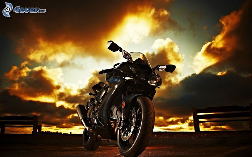 Kawasaki ZX 10R, chmury, wschód słońca