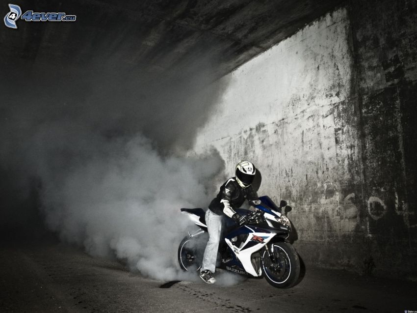 Suzuki GSX-R1000, burnout, dym