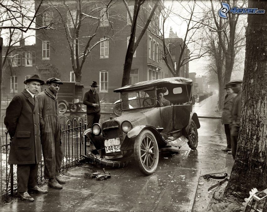 rozbity samochód, weteran, wypadek, stare zdjęcie, sepia