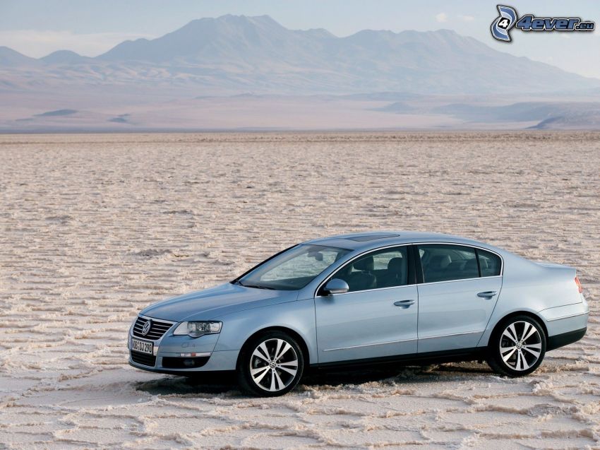 Volkswagen Passat, słone jezioro, pustynia