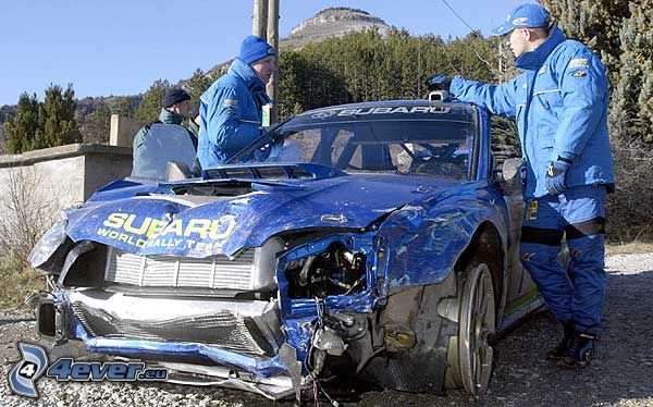 Subaru Impreza WRX STi, wrak, wypadek, rozbity samochód