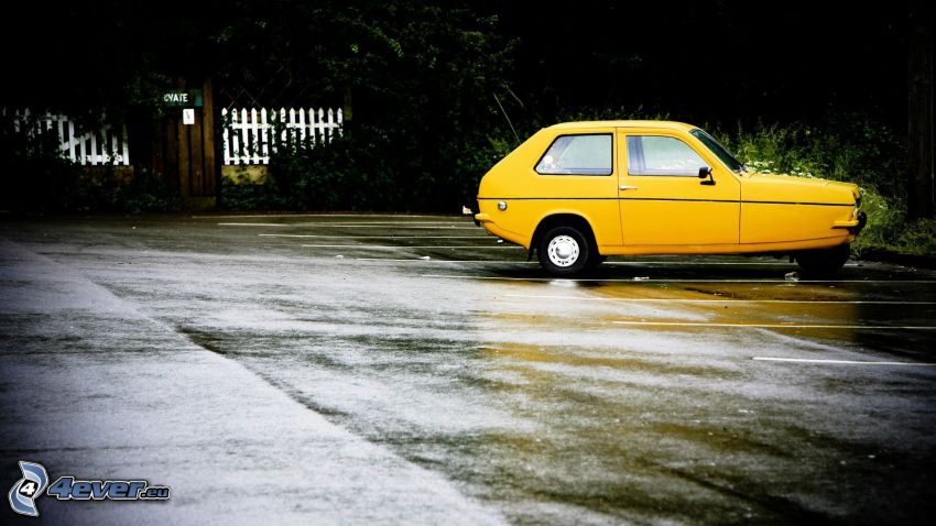 żółty samochód, parking