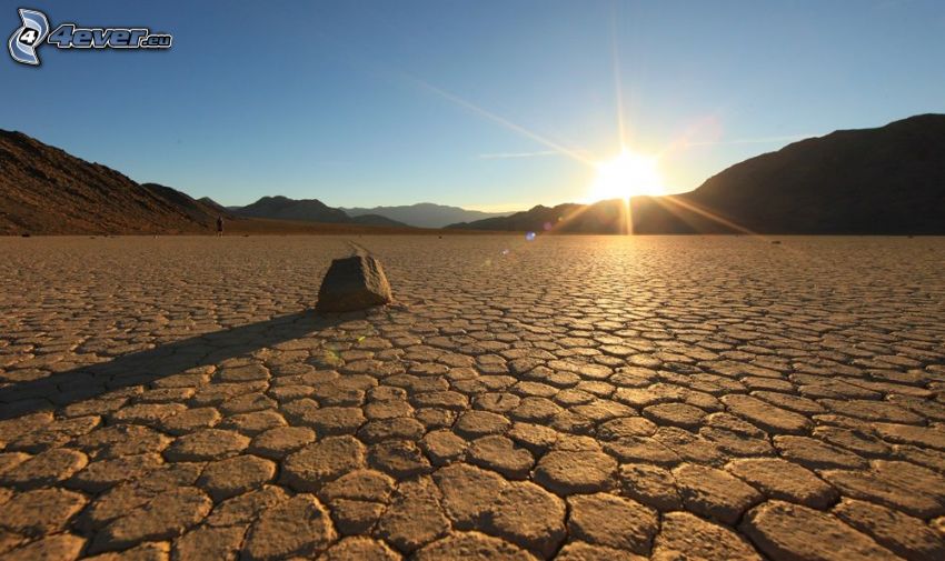 Dolina Śmierci, zachód słońca za wzgórzem, sucha ziemia, kamień