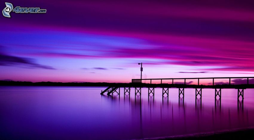 drewniane molo, spokojne jezioro wieczorem, fioletowe niebo
