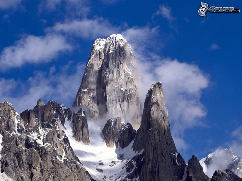 Baltoro, Pakistan, zaśnieżona góra, skały, chmury