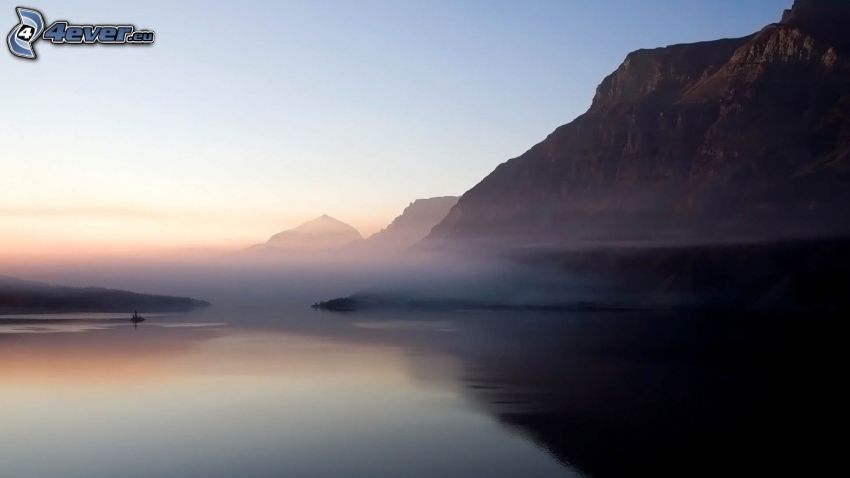 jezioro, mglisty poranek, góry skaliste