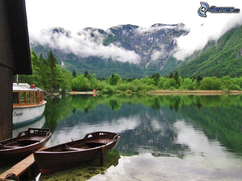 łódka na rzece, drewniana łódź, góry