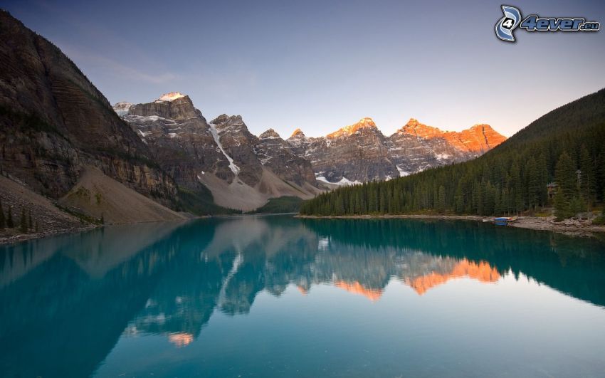 Moraine Lake, Valley of the ten Peaks, Banff Park Narodowy, jezioro, skaliste wzgórza, drzewa iglaste, odbicie, Kanada