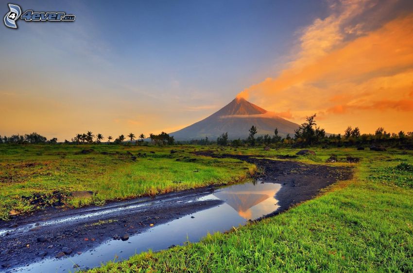 Mount Mayon, kałuża, polna droga, pomarańczowe chmury, łąka, Filipiny