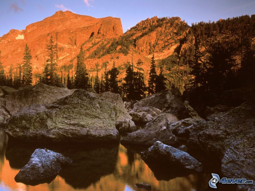 Rocky Mountains, wschód słońca, skały, góry, górskie jezioro, drzewa iglaste