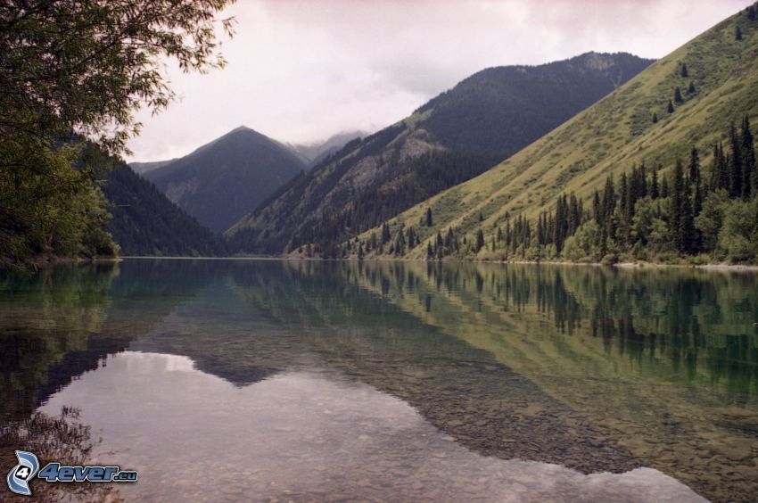 Kolsai Lakes, górskie jezioro, wzgórza