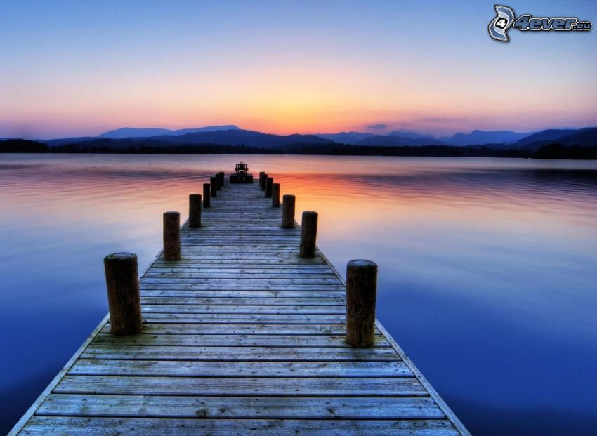 drewniane molo, jezioro, po zachodzie słońca