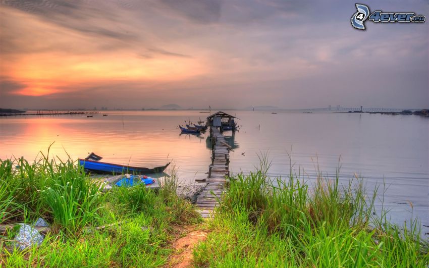 drewniane molo, opuszczona łódka, zachód słońca nad jeziorem, zielona trawa, trawa na brzegu jeziora