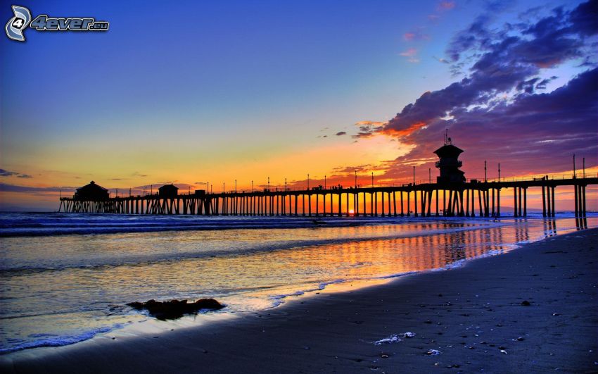 Huntington Beach Pier, Kalifornia, zachód słońca nad morzem