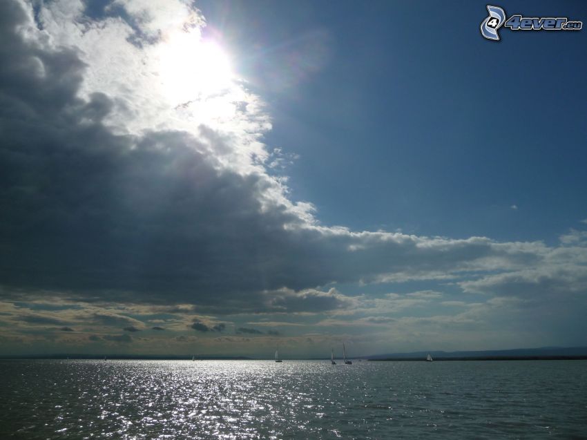 Jezioro Nezyderskie, słońce za chmurami, łódki, żaglowce, Austria