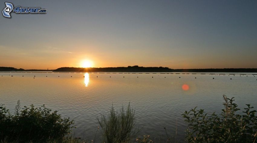 spokojne jezioro wieczorem, zachód słońca