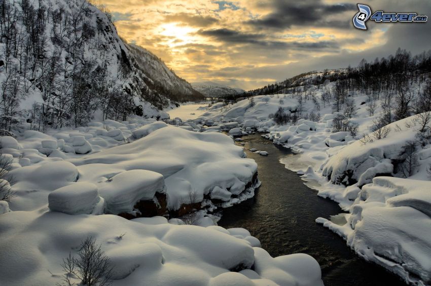 zimowa rzeka, śnieżny krajobraz, słońce za chmurami