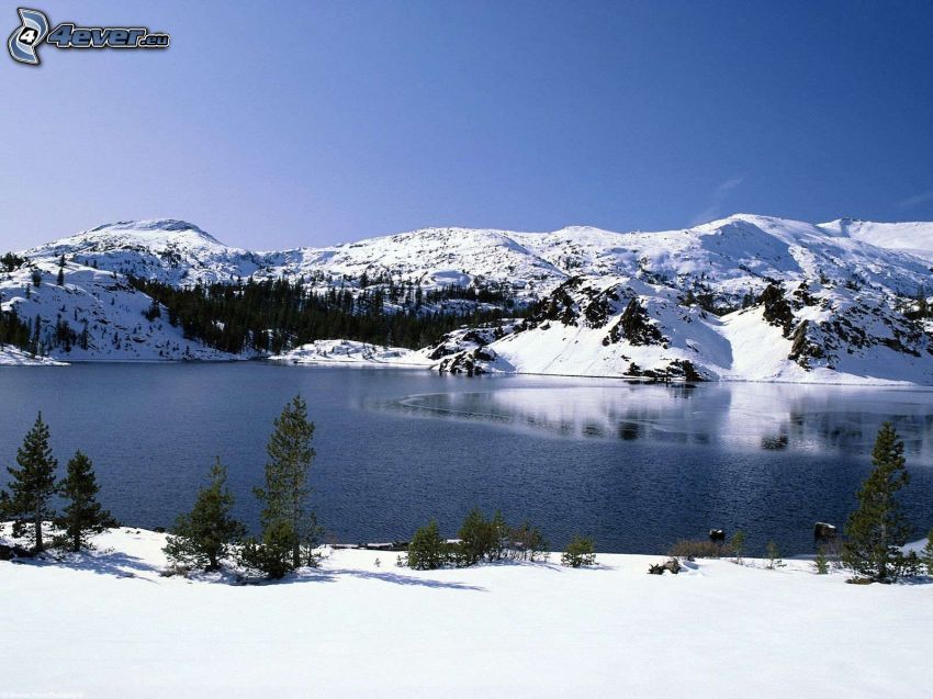 zimowy krajobraz, zaśnieżone pasmo górskie, jezioro