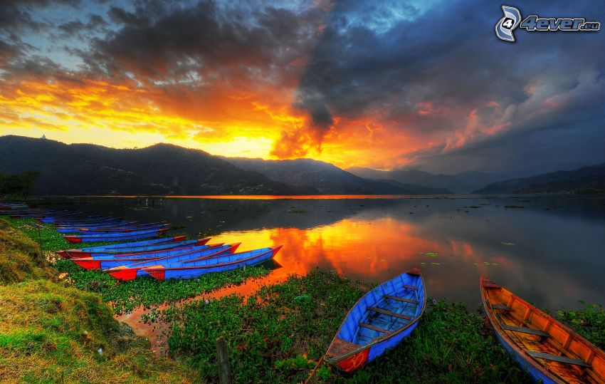 łódki, jezioro, zachód słońca za wzgórzem
