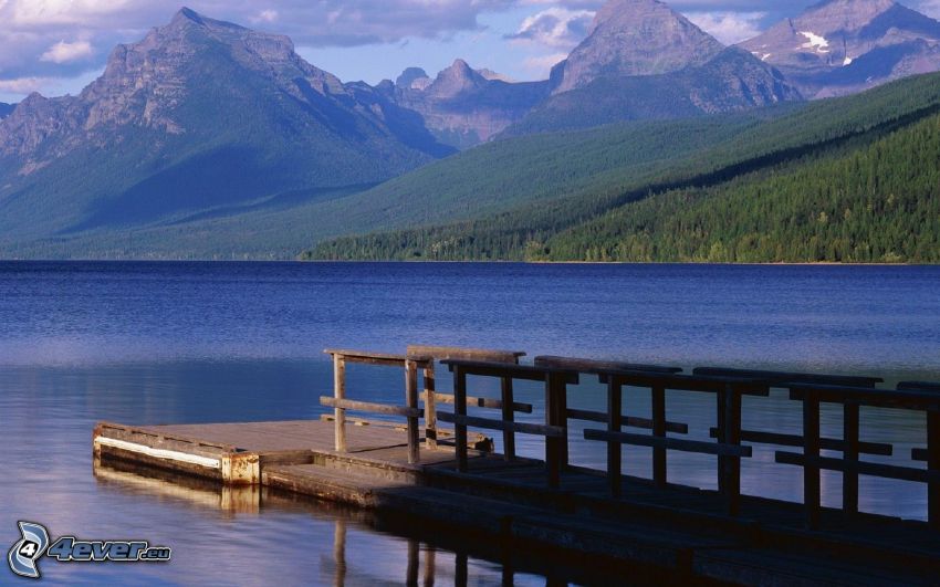 McDonald Lake, Montana, drewniane molo, jezioro, góry