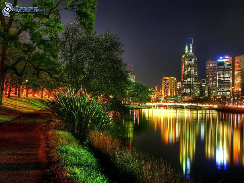 Melbourne, wieżowce, miasto nocą, rzeka, chodnik