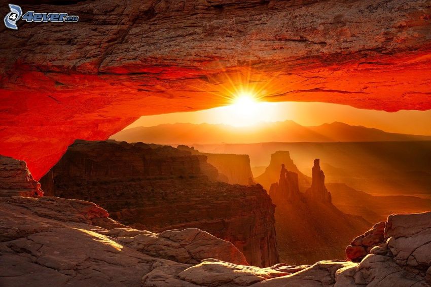Mesa Arch, brama ze skały, zachód słońca