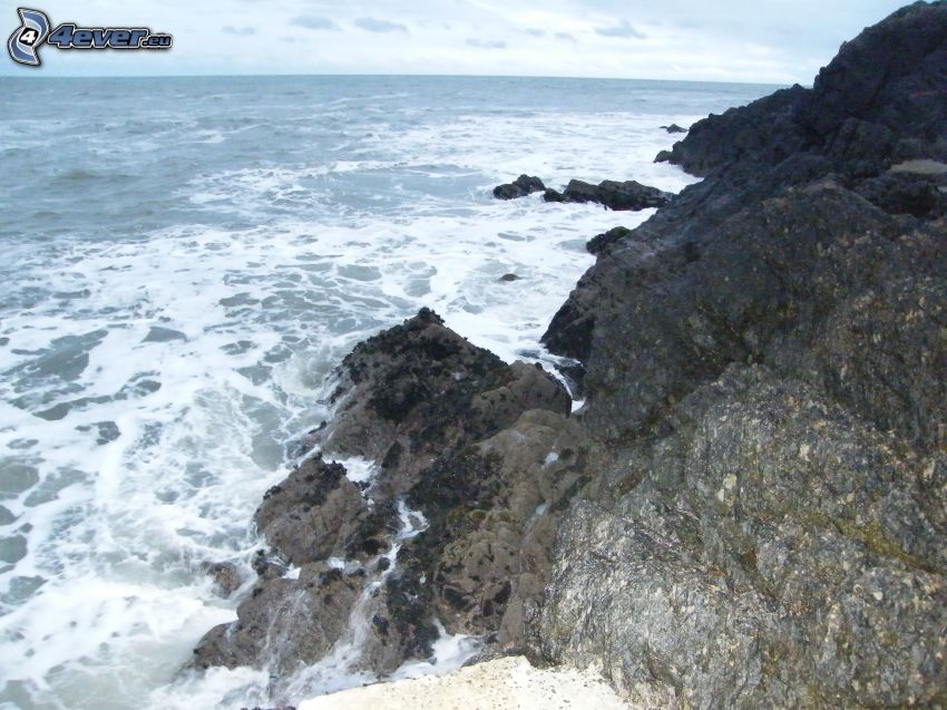 kamieniste nadbrzeże, wburzone morze, Irlandia