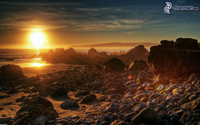 kamieniste nadbrzeże, wybrzeże o zachodzie słońca