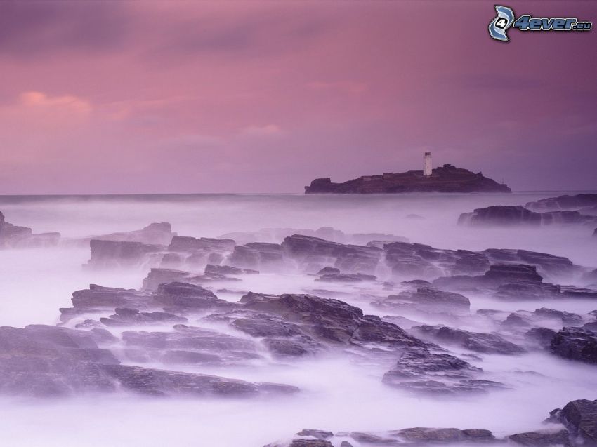 latarnia morska na wyspie, latarnia morska w mgle, fioletowe niebo, morze