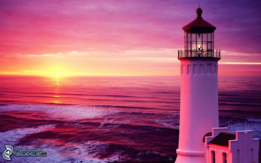 latarnia morska przy zachodzie słońca, fioletowe niebo, morze