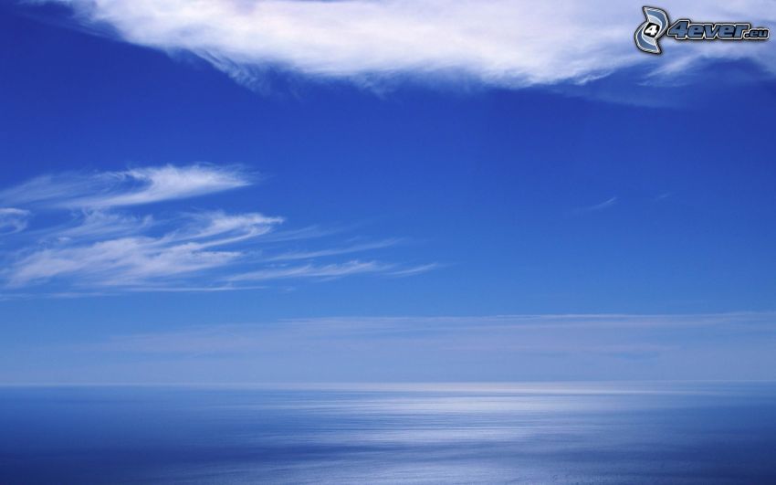 morze otwarte, chmury, niebieskie tło