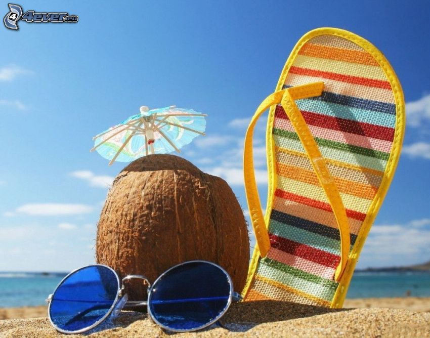orzech kokosowy, klapki, okulary przeciwsłoneczne, plaża piaszczysta