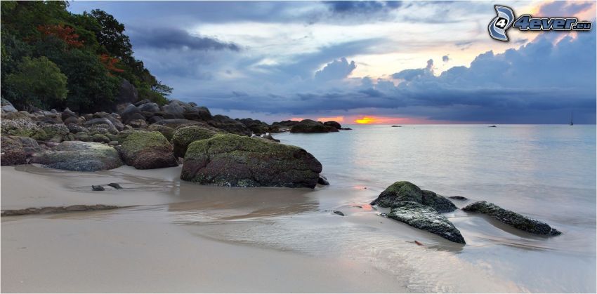plaża piaszczysta, skalisty brzeg, morze, po zachodzie słońca, chmury