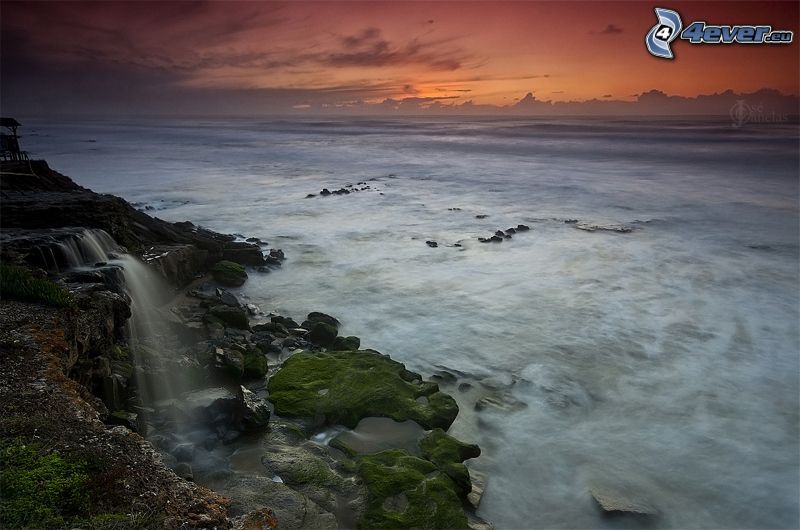 skalisty brzeg, morze, wodospad, po zachodzie słońca