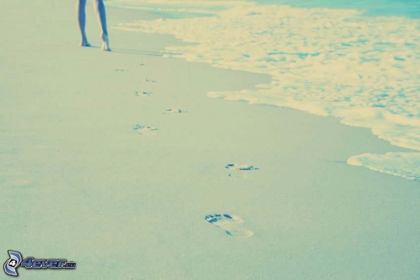 ślady stóp na piasku, plaża piaszczysta, nogi