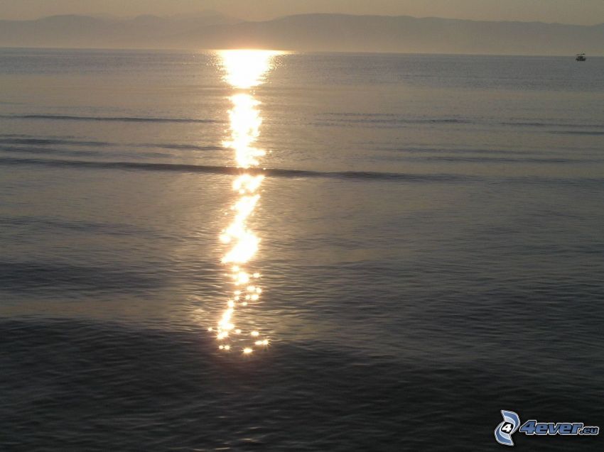 wschód słońca na powierzchni morza