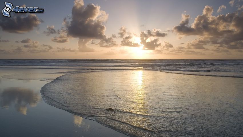 Zachód słońca nad morzem, plaża, chmury