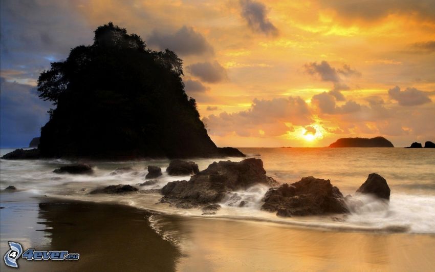 zachód słońca nad morzem, skalista wyspa, plaża piaszczysta, kamienie