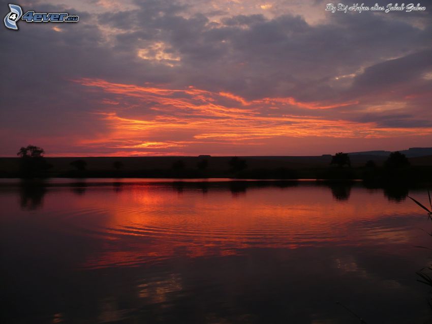 zachód słońca nad jeziorem, zorza wieczorna, powierzchnia wody