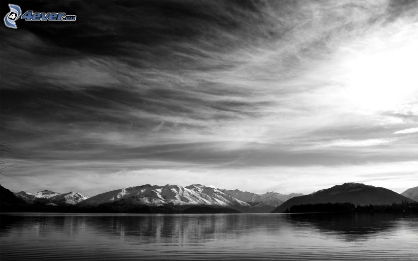 pasmo górskie, niebo, jezioro, czarno-białe zdjęcie