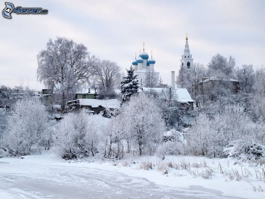 śnieżny krajobraz, wieża kościoła