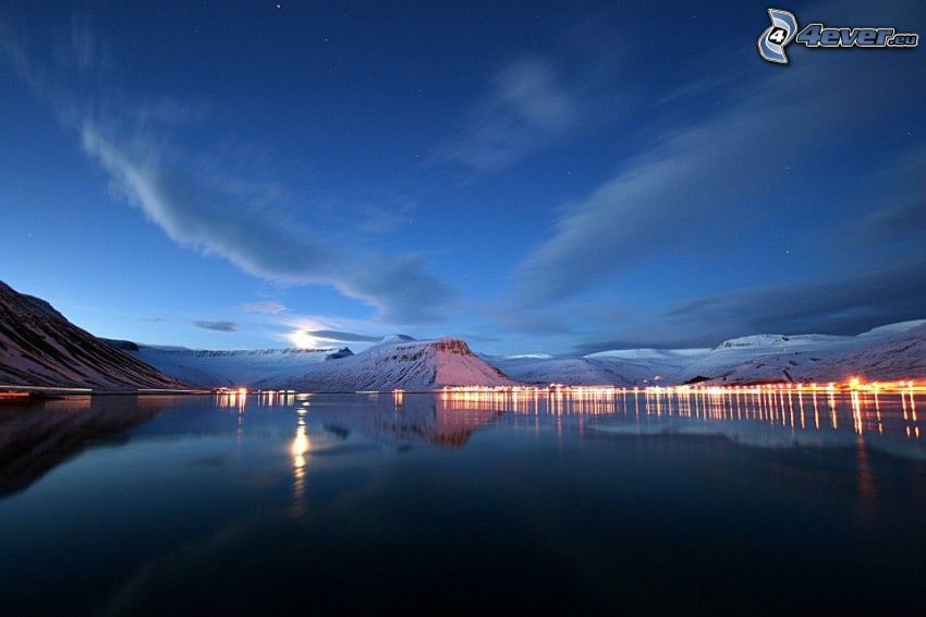 spokojne jezioro wieczorem, zaśnieżone góry, światła