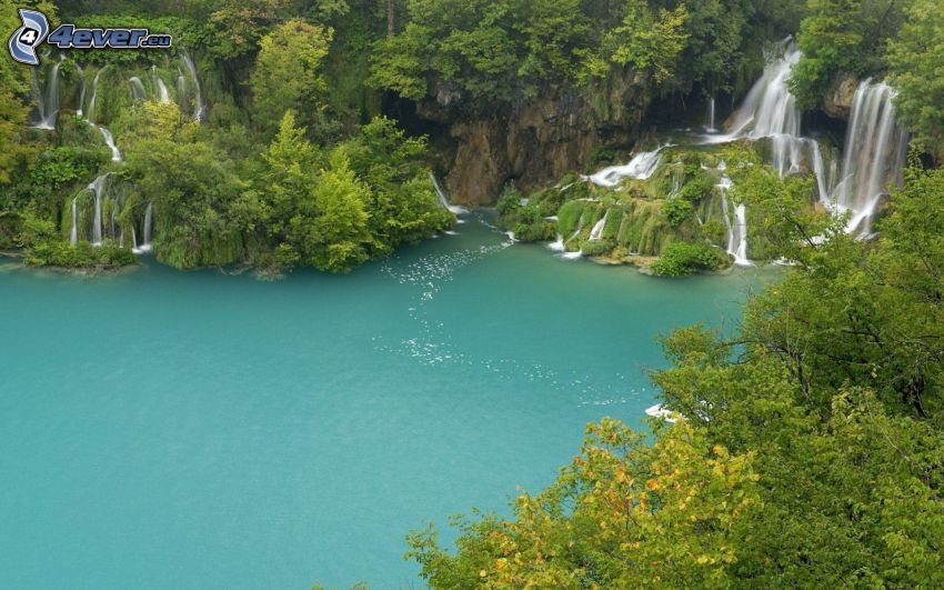 wodospady, jezioro w lesie, zielona woda