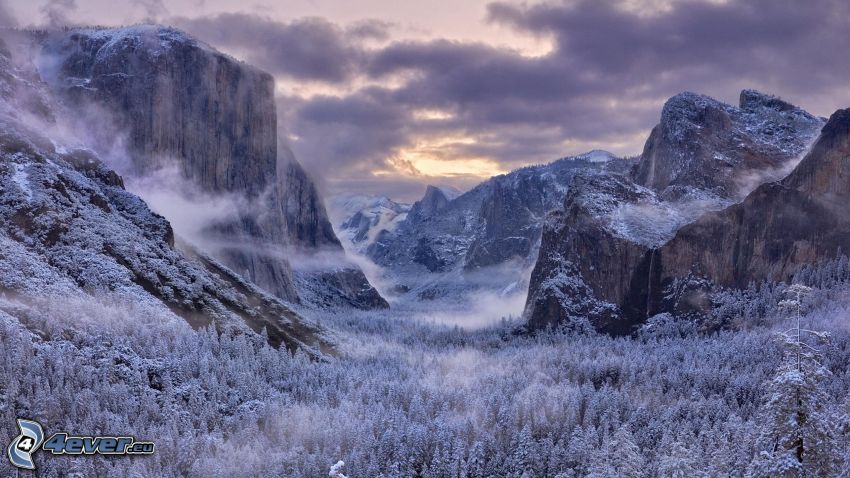 zaśnieżony Park Narodowy Yosemite, zaśnieżone góry, góry skaliste, zaśnieżony las