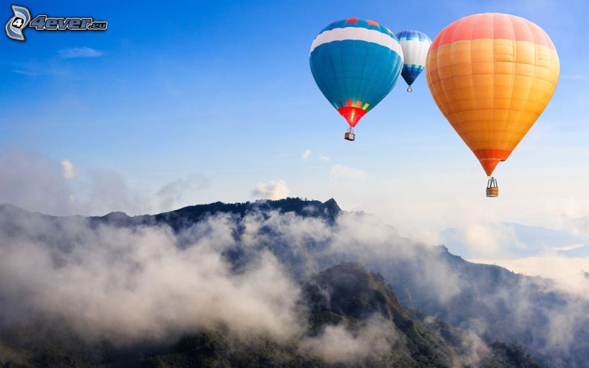 latające balony, pasmo górskie, mgła