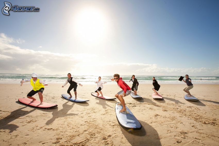 surferzy na plaży, morze otwarte, słońce