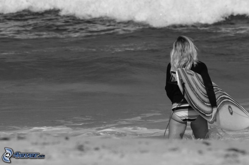 surfistka, morze, czarno-białe zdjęcie