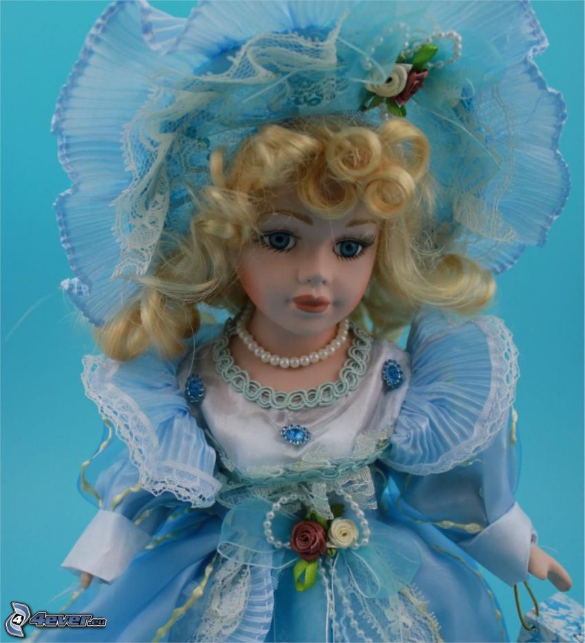 porcelanowa lalka, niebieska sukienka, kapelusz